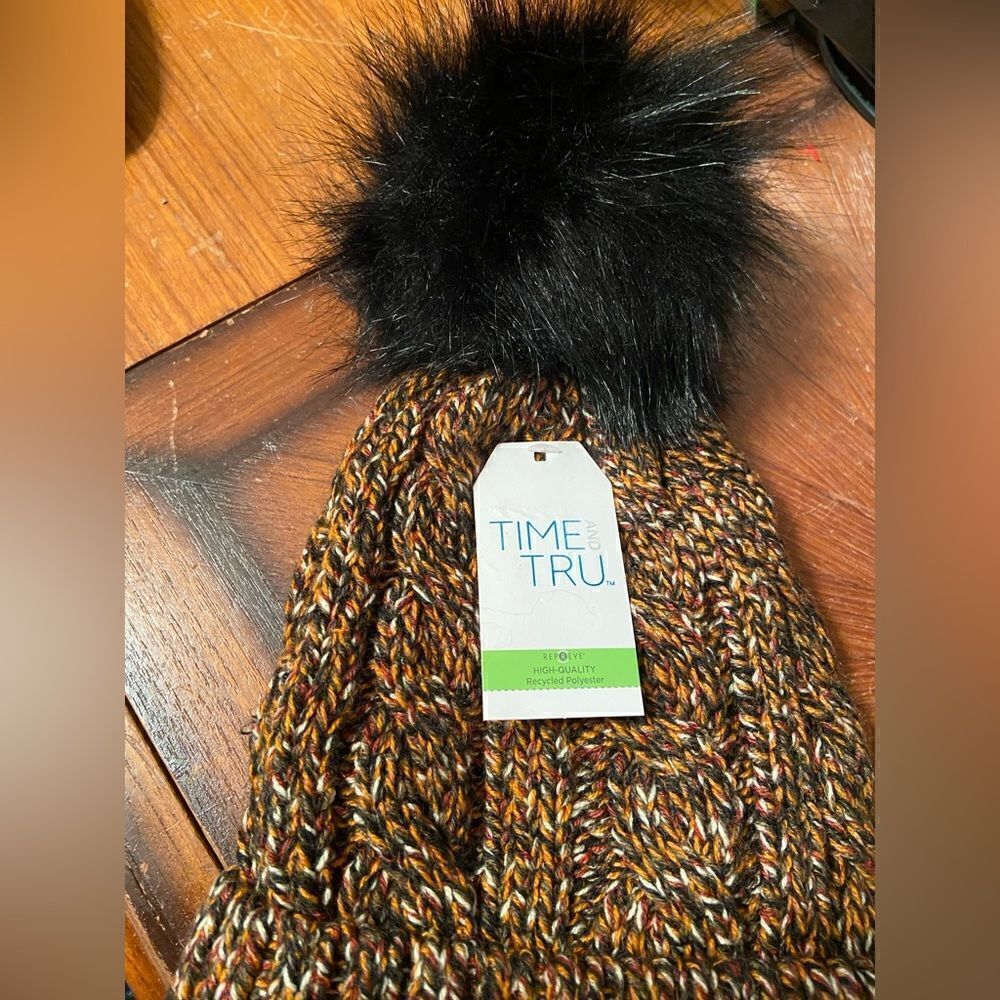 ‎NWT Time and Tru Women’s Faux Fur Pom Pom hat/Beanie